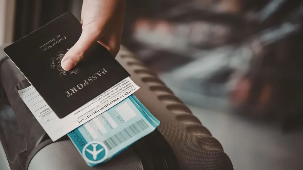 Pasaporte y documentos bancarios sobre un escritorio de oficina