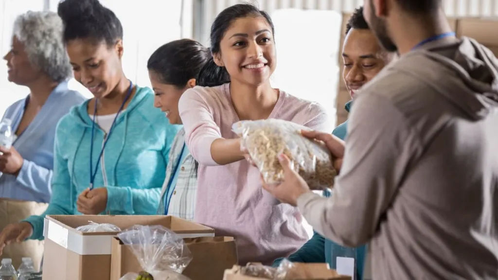 Cajas de alimentos frescos en un banco de comida comunitario