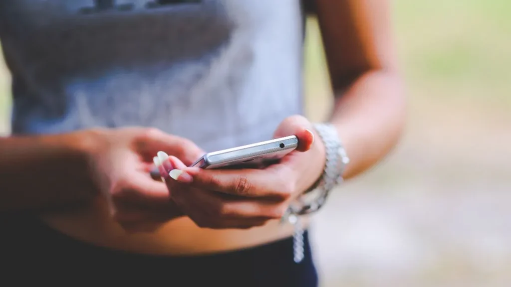 Pantalla de celular mostrando mensaje sospechoso de estafa laboral