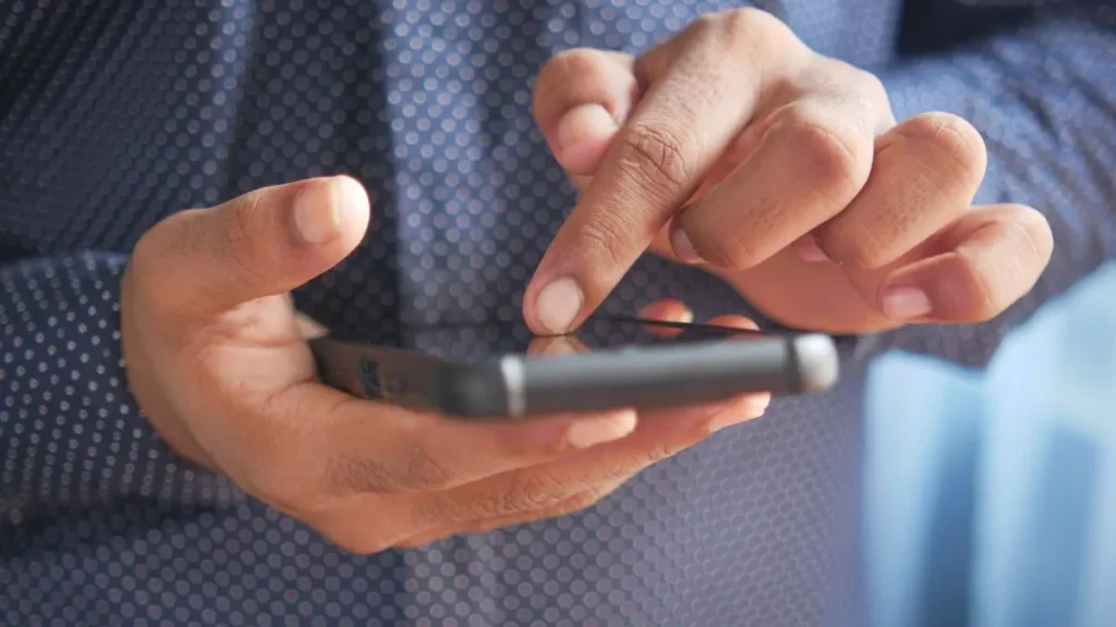 Persona usando cupones de descuento digitales en su celular