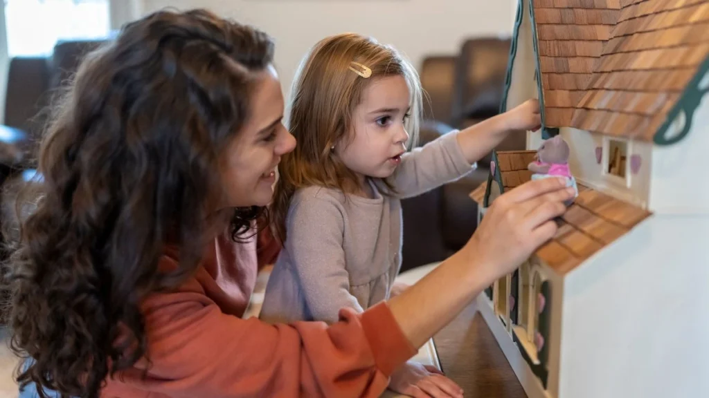 Niñera latina cuidando y jugando con niños en una casa en USA