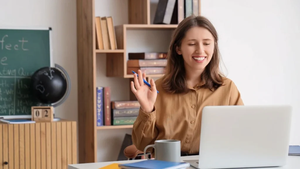 Persona estudiando inglés para el trabajo frente a una computadora