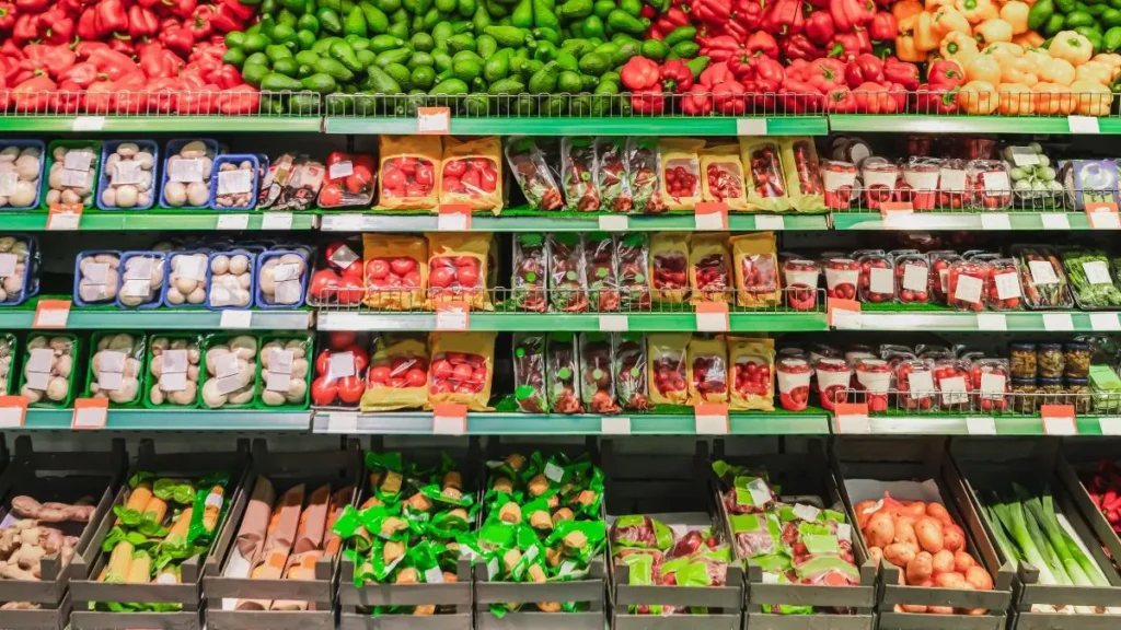 Sección de carnes y vegetales frescos en una tienda de descuento