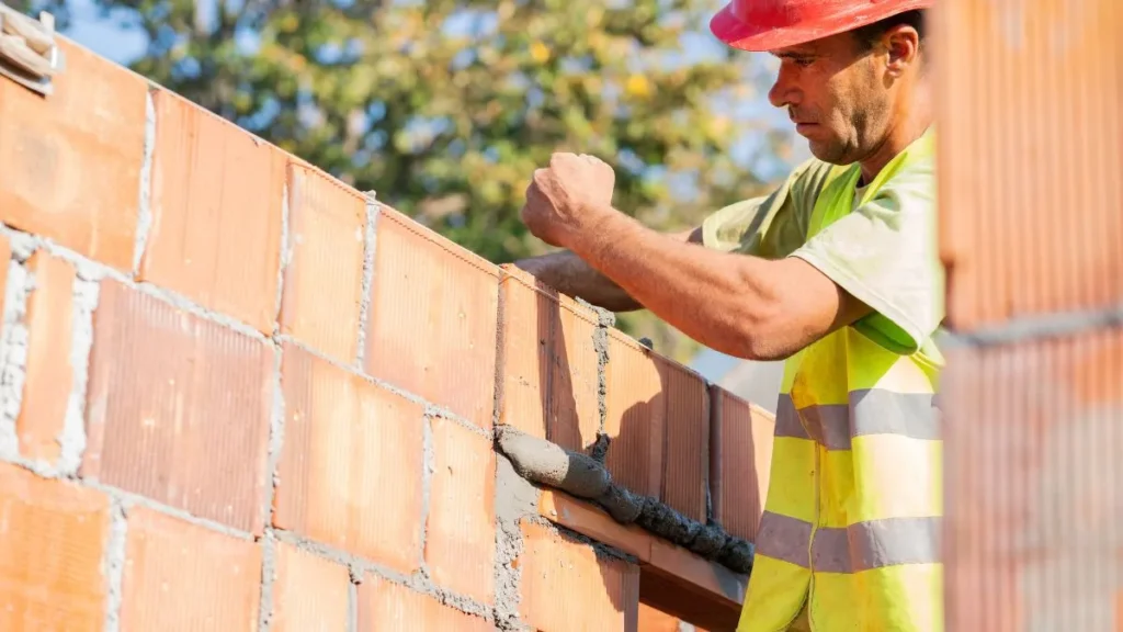 Latino trabajando con éxito en construcción en USA sin hablar inglés