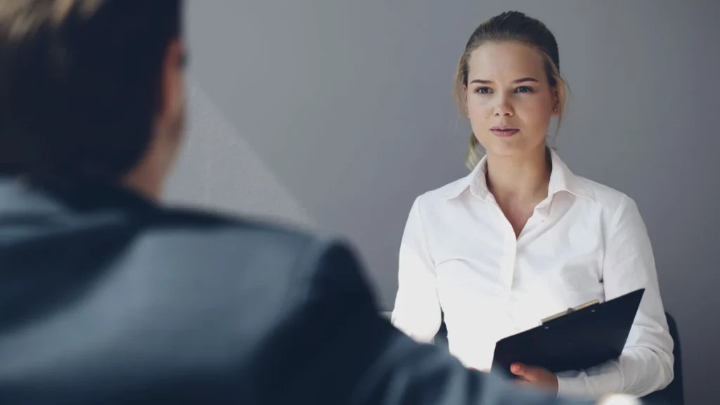 Dos personas en una entrevista de trabajo profesional en español