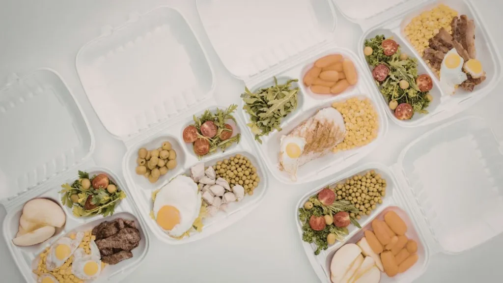 Recipientes de comida preparada saludables para la semana laboral