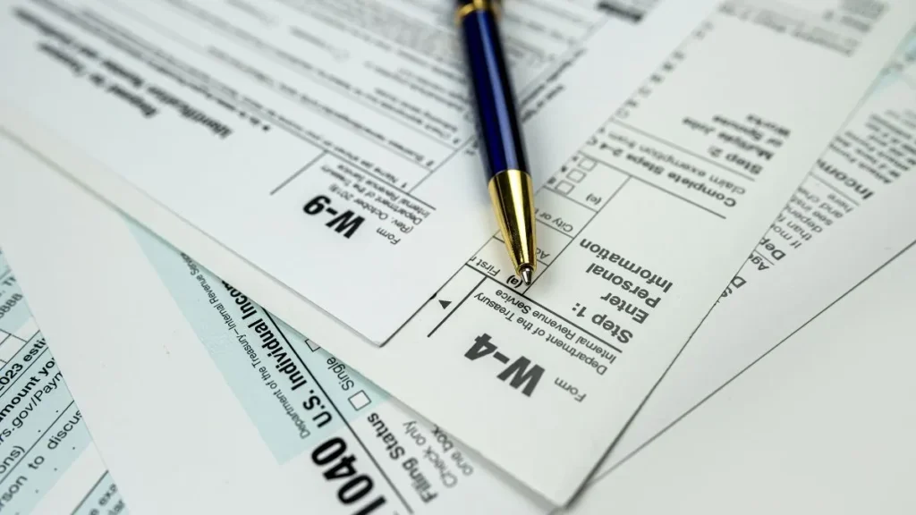 Primer plano del formulario W-4 del IRS para empleados