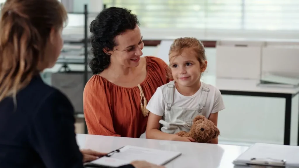 Madre con su bebé recibiendo beneficios de salud y nutrición