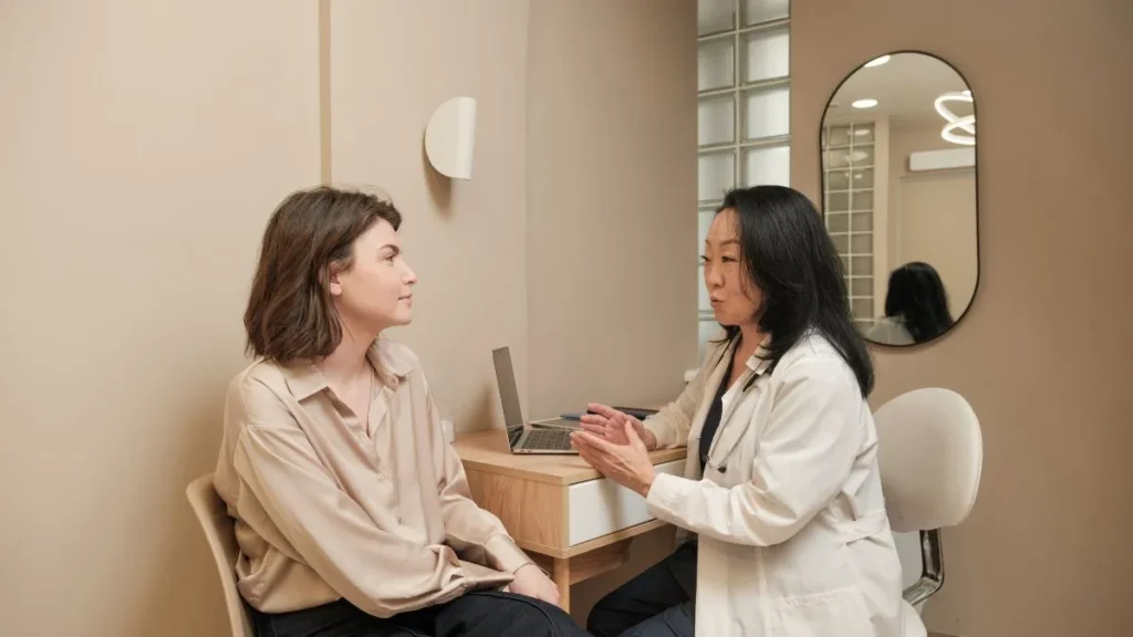 Médico atendiendo a un paciente en clínica comunitaria de USA
